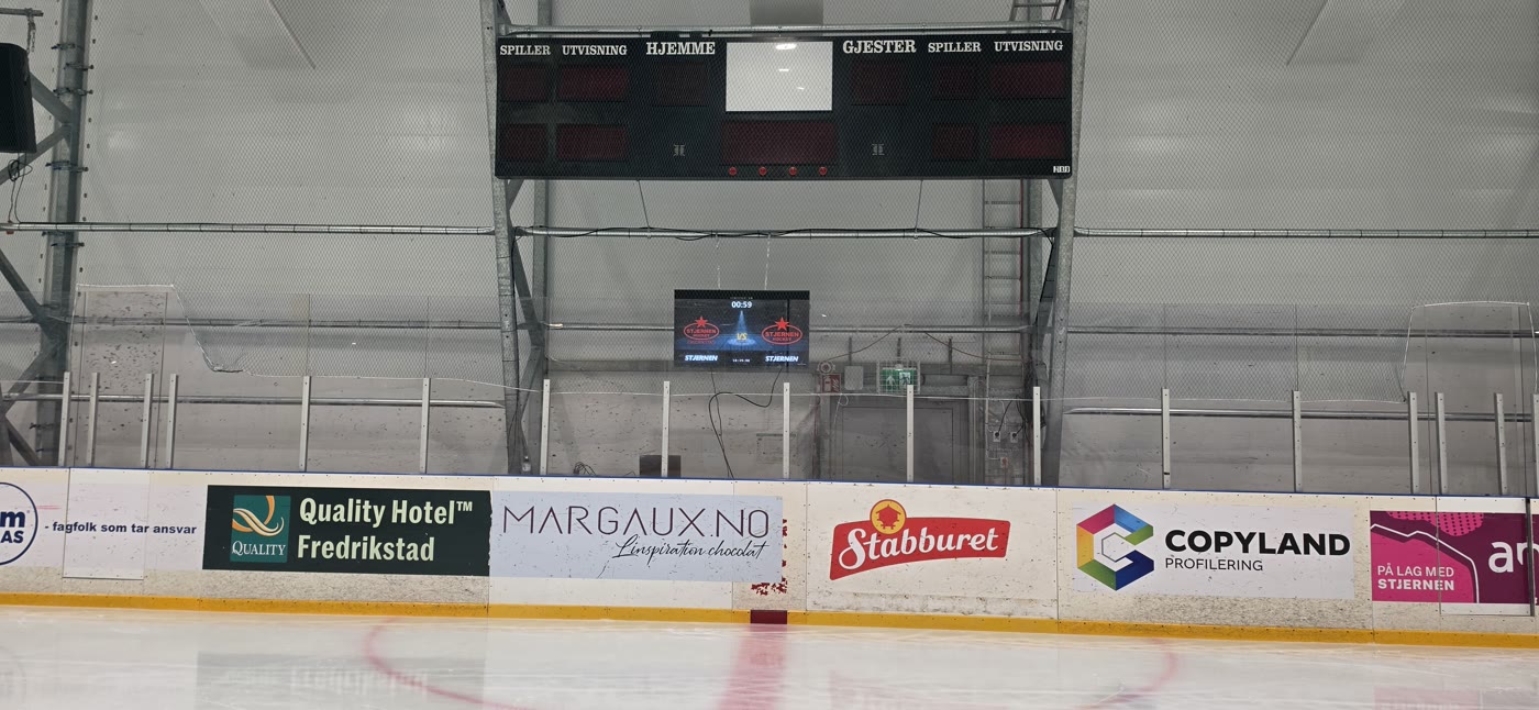Ishockeyhall med digital skjerm og resultattavle, Stjernen